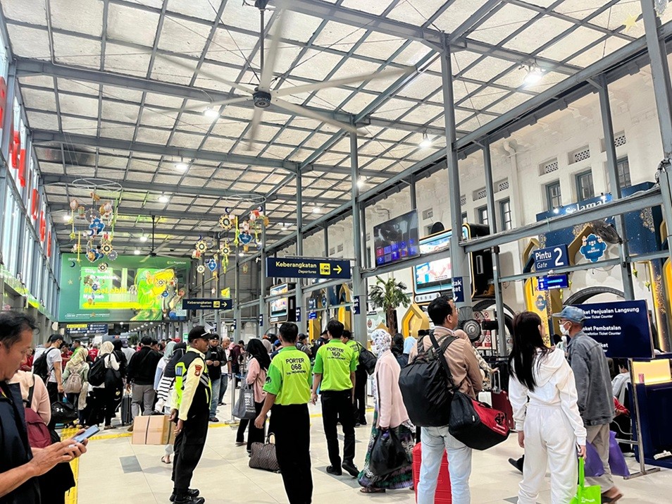 H-1 Lebaran, Stasiun Pasar Senen Masih Ramai Pemudik. (Foto Jonathan S/MPI)