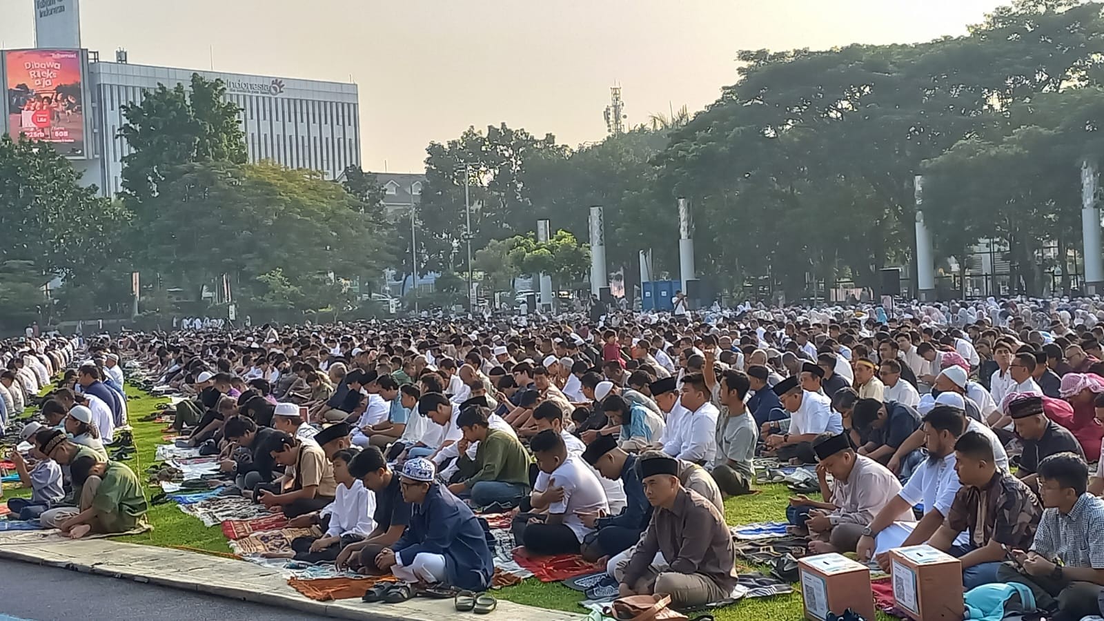 Ribuan Warga Salat Idul Fitri di Gasibu Bandung, Dihadiri Pj Gubernur dan Kapolda Jabar. (Foto: Agus Warsudi/MNC Media)