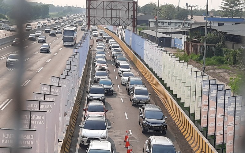 Kondisi rest area KM 57 Tol Jakarta-Cikampek yang ramai (Ravie Wardhani/MPI)