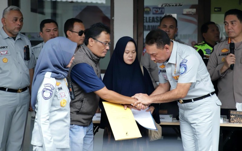 Dirut Jasa Raharja, Rivan A Purwantono menyerahkan langsung santunan sebesar Rp50 juta kepada satu ahli waris korban kecelakaan.