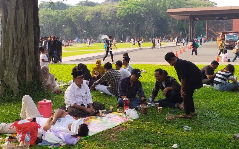 Wisatawan mulai menyerbu lokasi wisata TMII, Cipayung, Jakarta Timur, di hari pertama Lebaran, Rabu (10/4/2024). (Selvianus/MPI)