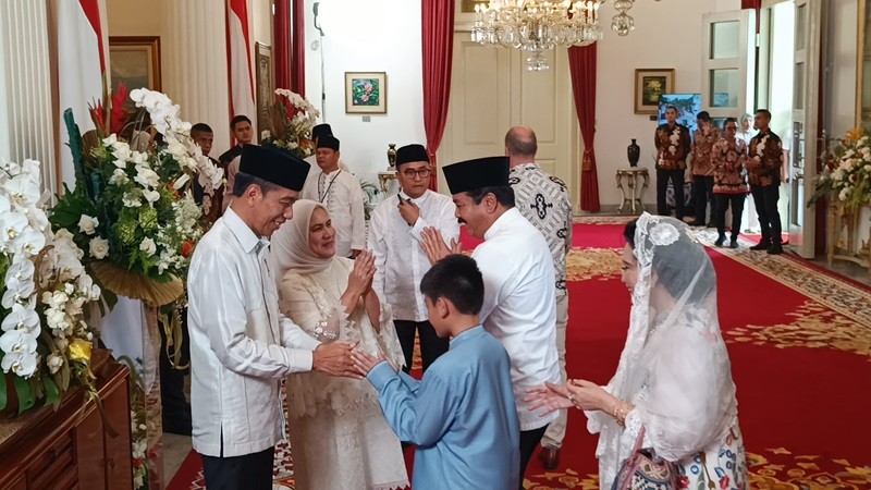 Jokowi Open House di Istana, Menteri-Menteri Ikut Antre Bareng Warga (foto raka dwi mpi)
