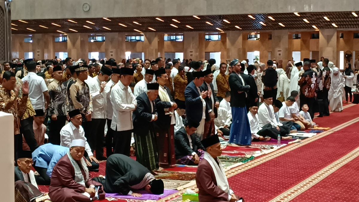Jokowi dan Maruf Amin Salat Idul Fitri di Masjid Istiqlal. (Foto: Raka/MNC Media)