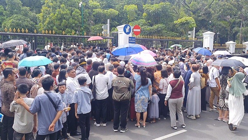 Penampakan Panjangnya Antrean Open House Jokowi di Istana (foto m farhan mpi)