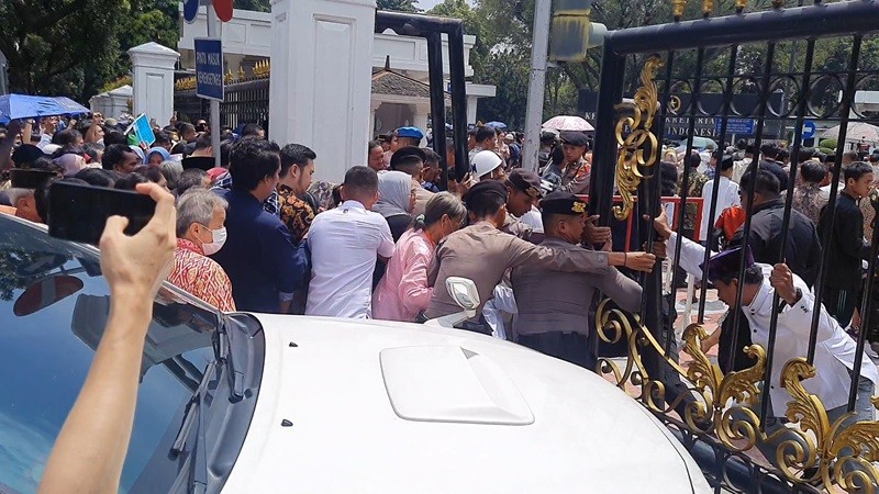 Antrean Open House Istana Sempat Ricuh, Warga Saling Dorong Terobos Pagar (foto m farhan mpi)