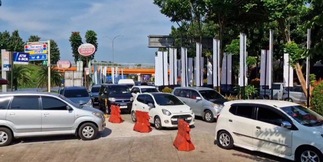 Jumlah Kendaraan di Rest Area Km 102 Tol Cipali Membludak Pagi Ini (FOTO:MNC Media)