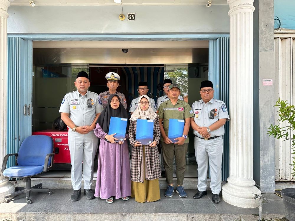 Jasa Raharja Serahkan Santunan Korban Kecelakaan di KM 370 A Tol Batang-Semarang. Foto: MNC Media.