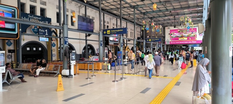 Masyarakat Pilih Berlibur, Begini Suasana H+2 Lebaran di Stasiun Pasar Senen (foto: MNC Media)