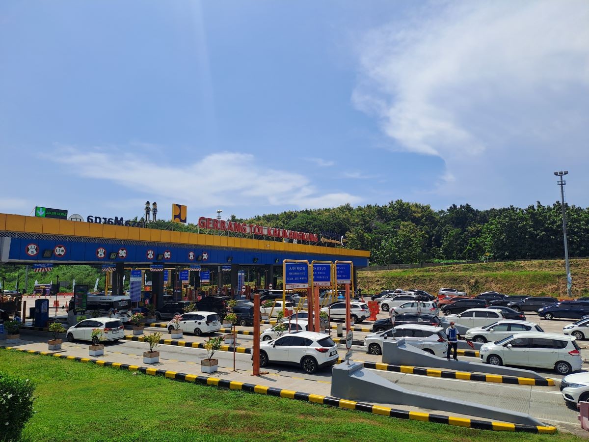 Jelang Penerapan One Way, Polda Jateng Mulai Sterilisasi Tol. (Foto: Eka Setiawan/MNC Media)