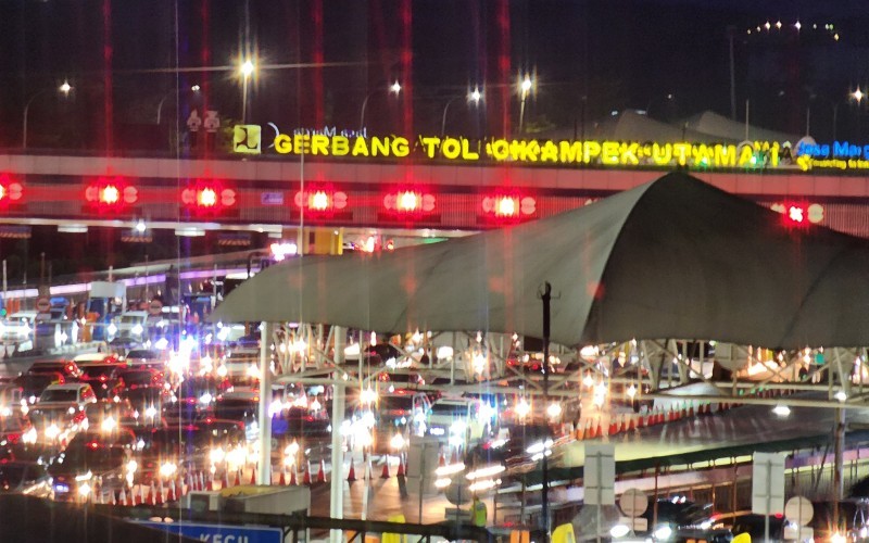Volume kendaraan terus meningkat di Gerbang Tol Cikampek Utama, Sabtu, (13/4/2024). (Ravie Wardhani/MPI)