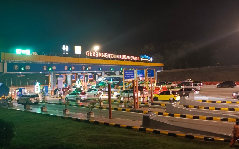 ondisi arus lalu lintas di Gerbang Tol (GT) Kalikangkung, Batang, Jawa Tengah (Nur Khabibi/MPI)