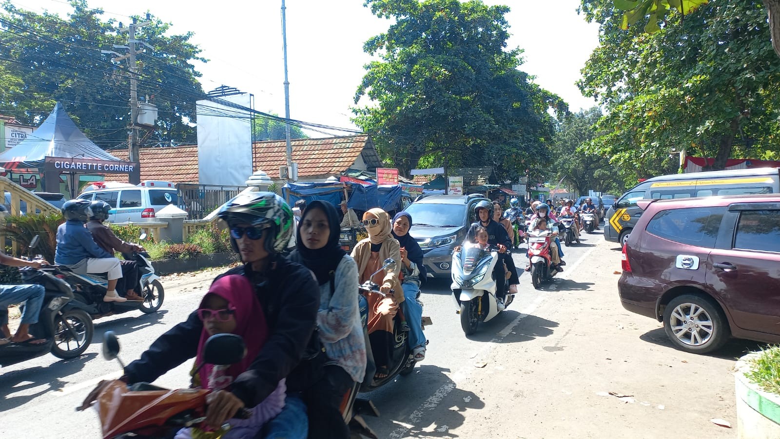 Libur Lebaran, Kendaraan dari Jakarta Mendominasi di Kawasan Pantai Selatan Sukabumi. (Foto: Ilham/MNC Media)