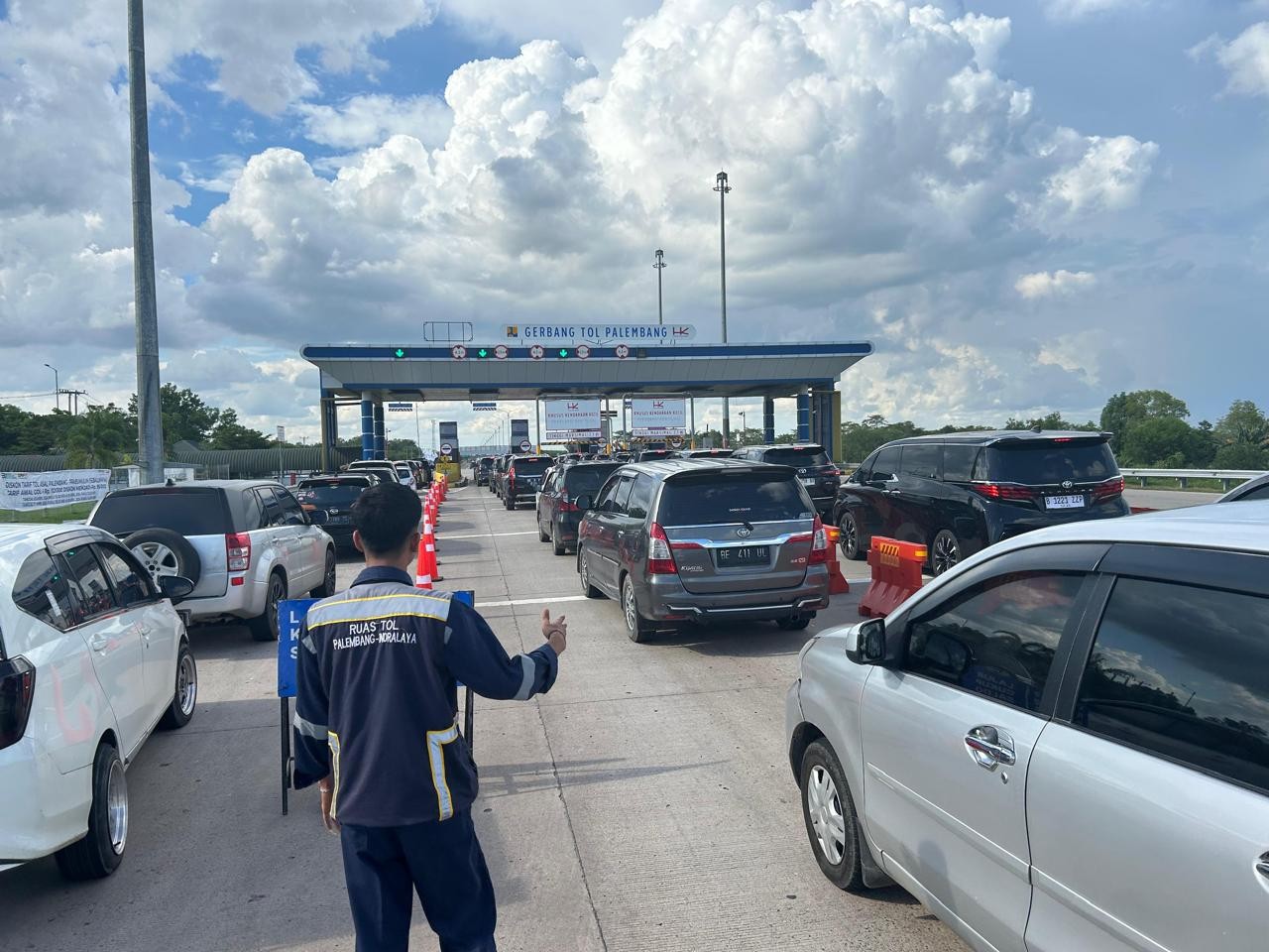 Arus Balik Dimulai, 140 Ribu Kendaraan Melintas di Tol Trans Sumatera. (Foto: Suparjo/MNC Media)