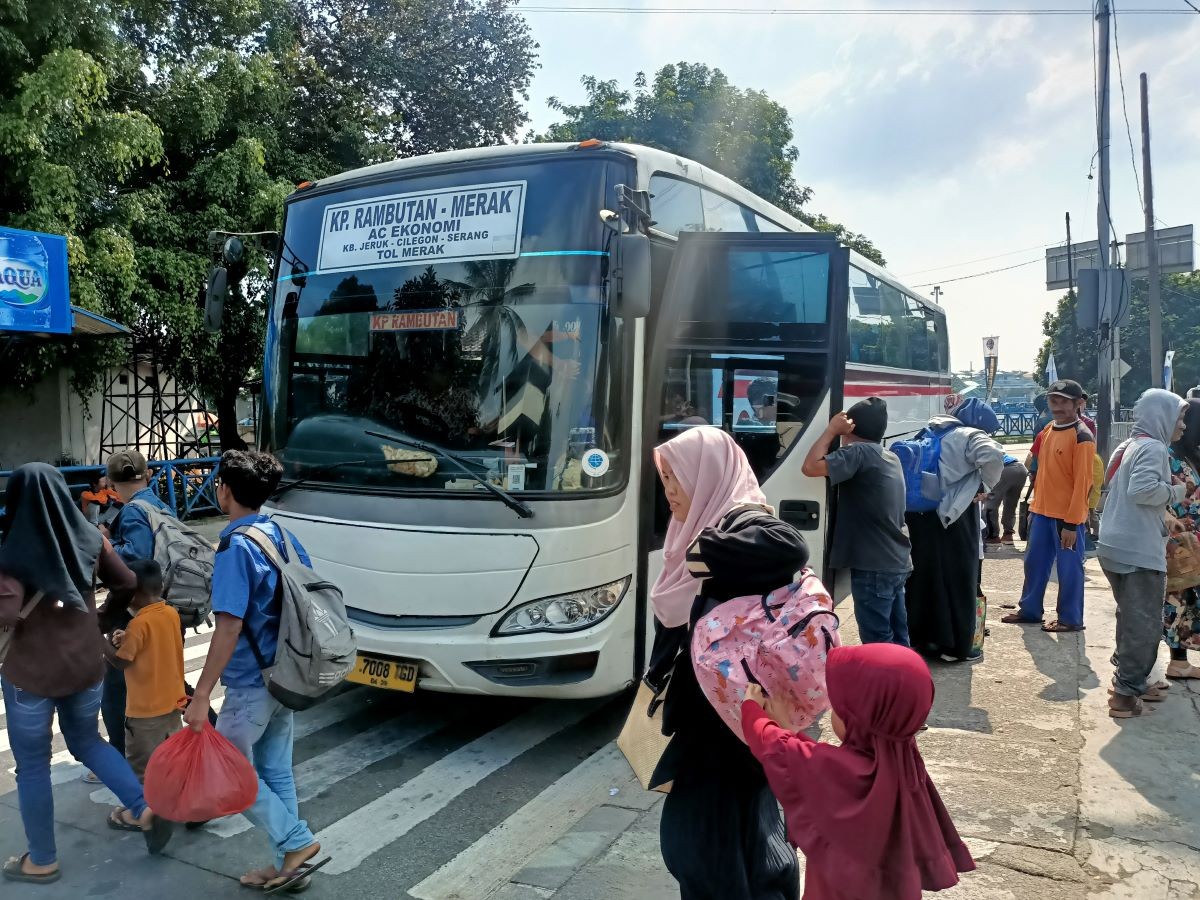 Arus Balik Lebaran, 4.421 Penumpang Tiba di Terminal Kampung Rambutan Siang Ini. (Foto: Felldy/MNC Media)