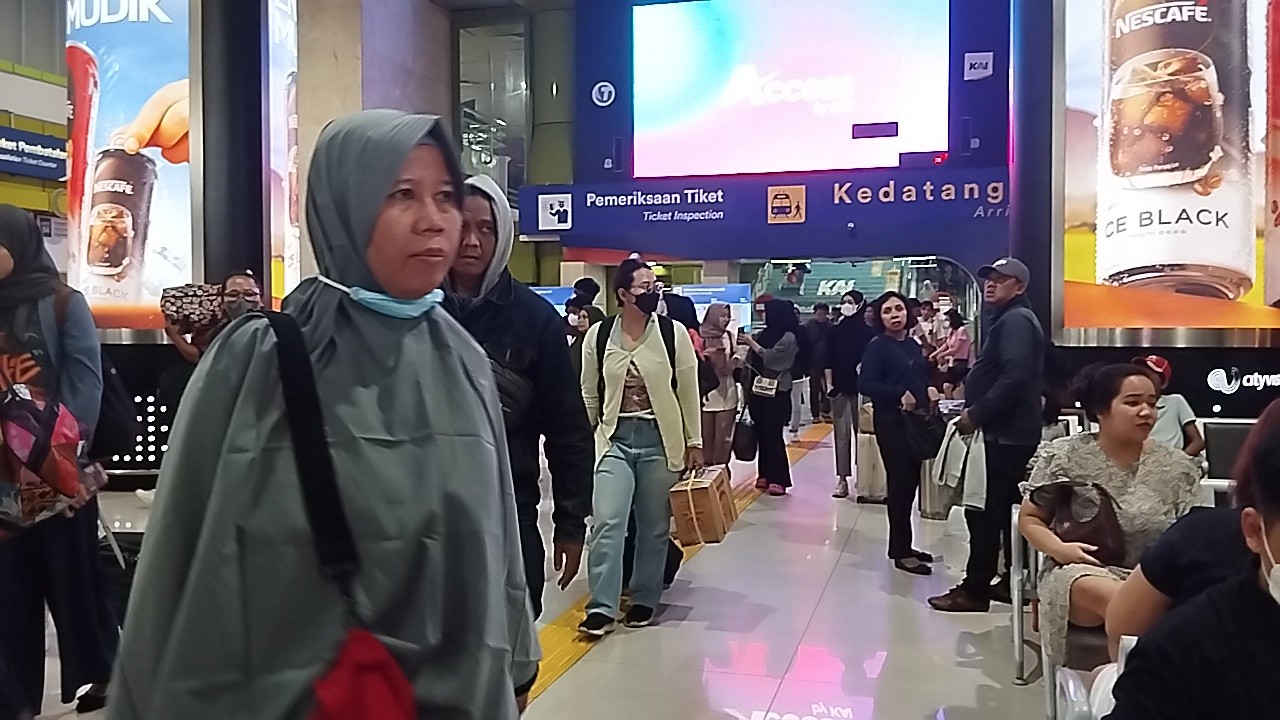 Suasana Kedatangan di Stasiun Gambir Mulai Ramai jelang Puncak Arus Balik. (Foto: Ayu Utami/MNC Media)