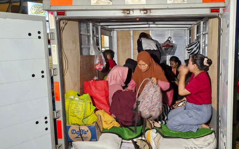 Keluarga Maskuri diangkut di mobil box saat mudik dan arus balik lebaran 2024 (Suparjo Ramalan/MPI)
