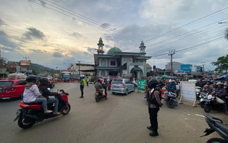 Polisi menerapkan one way untuk mengurangi kepadatan arus lalu lintas di jalur mudik Gentong, Tasikmalaya (Danandaya Arya Putra/MPI)