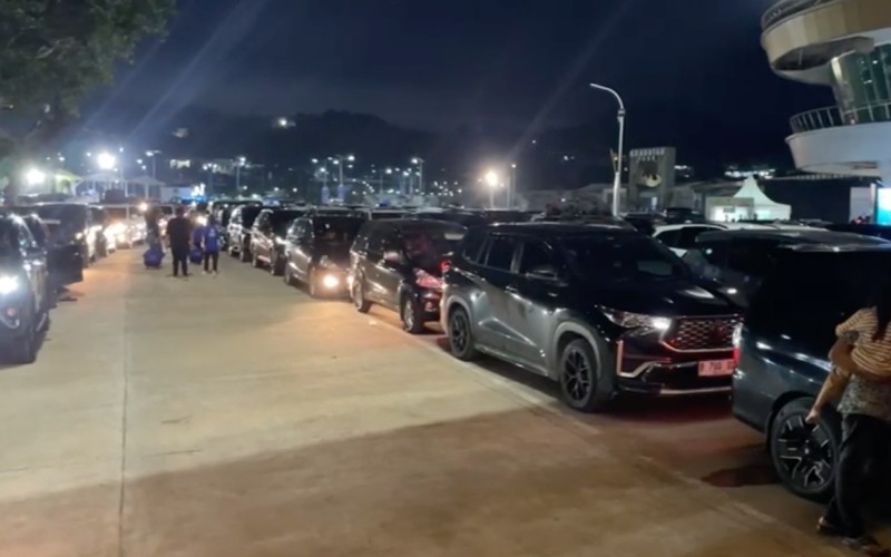 Antrean mobil mulai mengular untuk bisa masuk ke dalam kapal. (Tangguh Yudha/MPI)