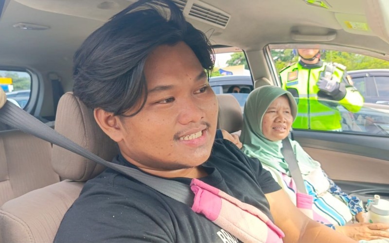 Salah satu pemudik yang memilih pulang hari ini ketimbang saat arus balik Lebaran (Nur Khabibi/MPI)