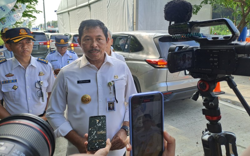 Pj Gubernur Jateng Nana Sudjana di Gerbang Tol Kalikangkung, Kota Semarang, Sabtu (13/4/2024). (Eka Setiawan/MPI)