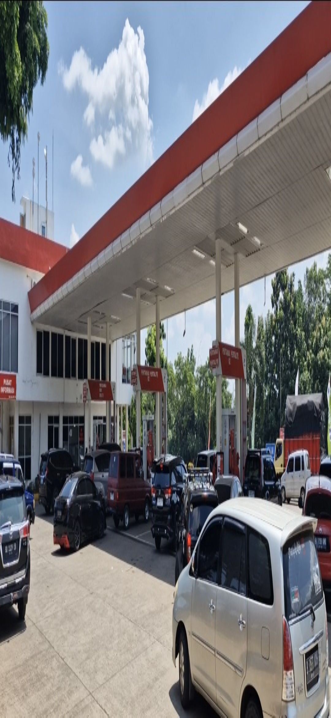 Arus Balik Lebaran, Rest Area Km 101 Tol Cipali Padat. (Suparjo/MNC Media)