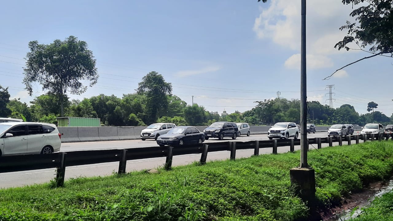 Tol Jakarta-Cikampek Ramai Lancar, 13.254 Kendaraan Melintas Siang Ini. (Foto: Iqbal/MNC Media)