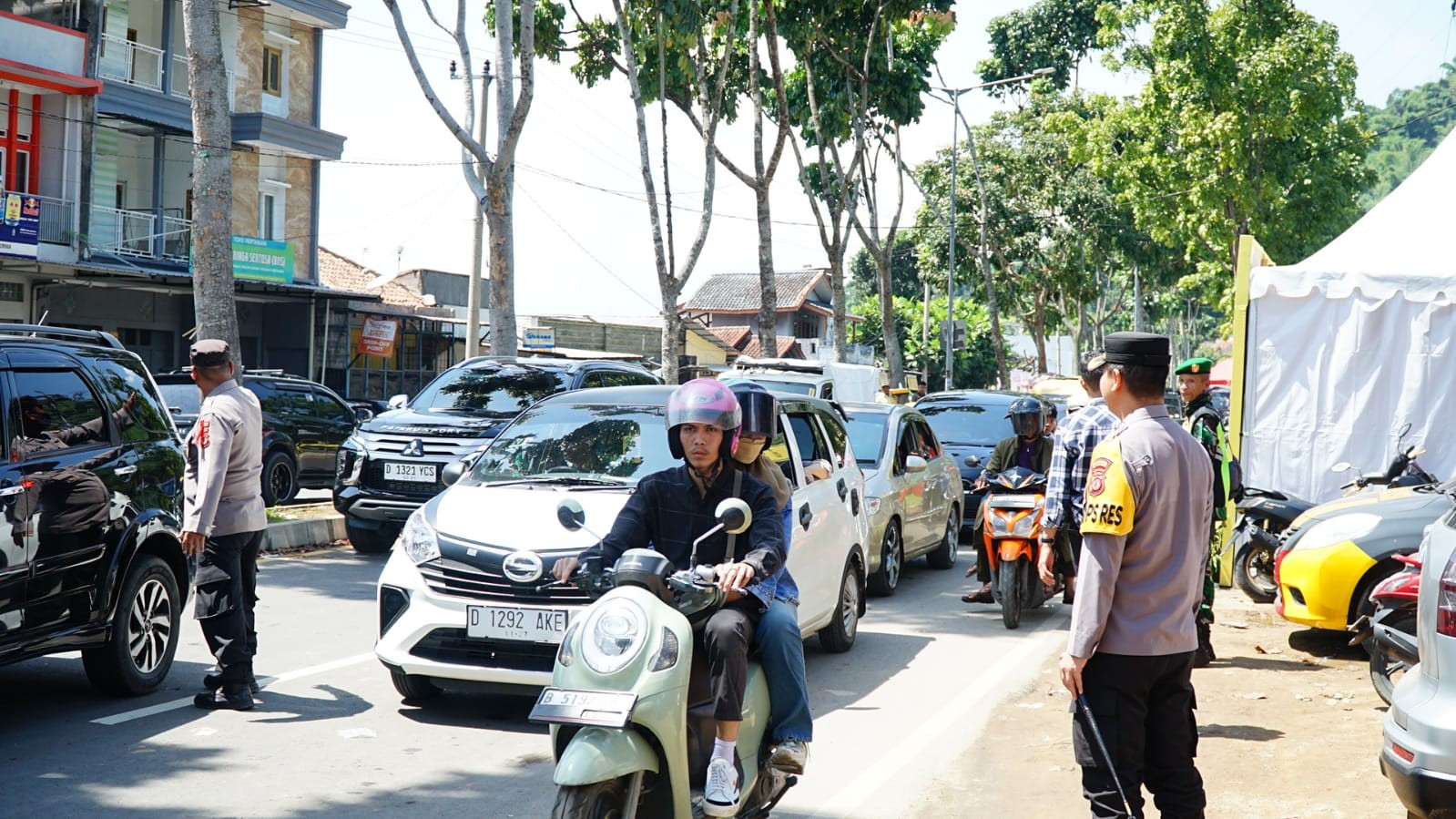 Lalu Lintas ke Ciwidey Ramai Lancar, Polisi Terapkan Empat Sistem One Way. (Foto: Agi Ilman/MNC Media)