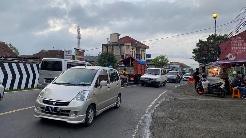 Balik Mudik via Jalur Lingkar Gentong, Ini Trik Taklukkan Tanjakan Pakai Mobil (foto fadli r)