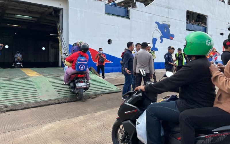 Situasi Pelabuhan Panjang, Lampung dipadati pemudik motor yang ingin pulang ke Pulau Jawa (Ira Widyanti/MPI)