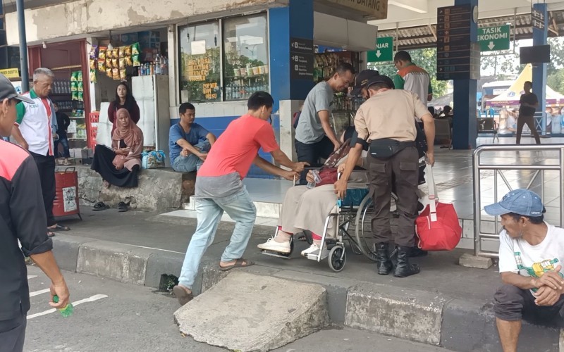 Pemudik yang kelelahan di Terminal Kampung Rambutan, Jaktim (Felldy Utama/MPI)