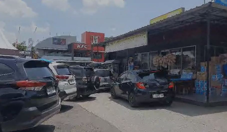 Tol Jakarta-Cikampek Mulai Padat, Rest Area Km 62 Jadi Favorit Pemudik. (Foto: Ravie/MNC Media)