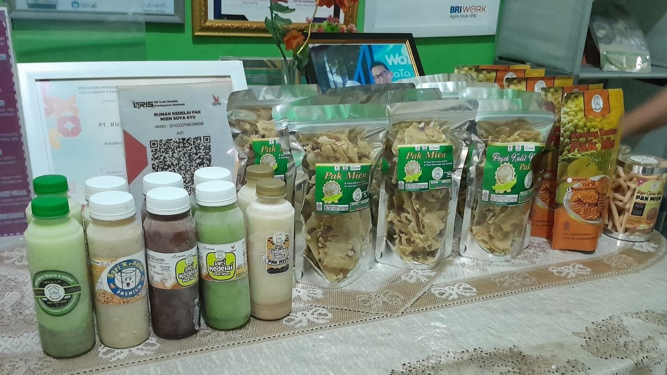 QRIS BRI Bantu Istri Pensiunan Ini Raup Cuan dari Kedelai Olahan (foto: MNC Media)
