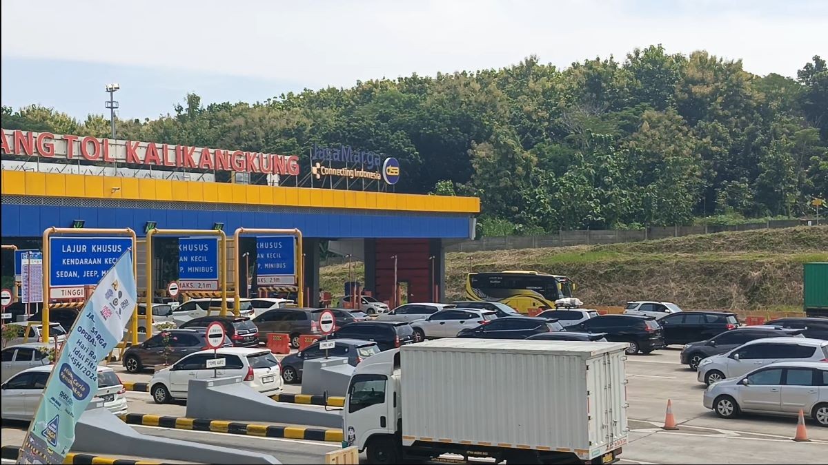 22.396 Kendaraan Lewati Gerbang Tol Kalikangkung di H+3 Lebaran. (Foto: Riana/MNC Media)
