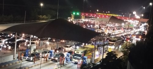 Kendaraan Masuk Jakarta Membludak di Gerbang Tol Cikampek Utama pada Minggu Malam. (Foto: MNC Media)