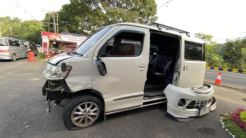 Diduga Sopir Mengantuk, Minibus Hantam Kendaraan Lain Di Jalur Lingkar ...