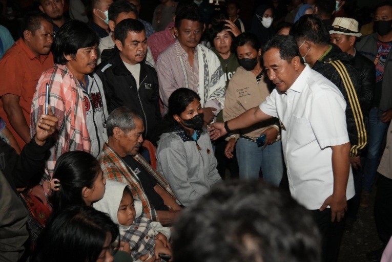 Pj Gubernur Sulsel Kunjungi Korban Longsor Tana Toraja Longsor  (FOTO:MNC Media)