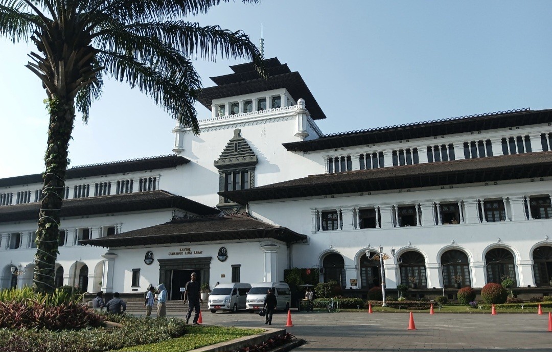 Pemprov Jabar Terapkan WFH, Gedung Sate Tampak Sepi Hari Ini (FOTO:MNC Media)