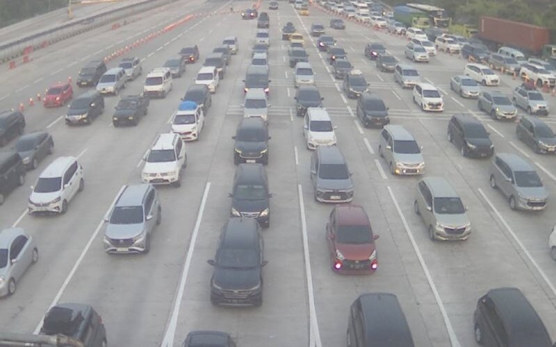 Lalu lintas di KM 70 gerbang tol Cikampek Utama mengalami kepadatan (Jasamarga)