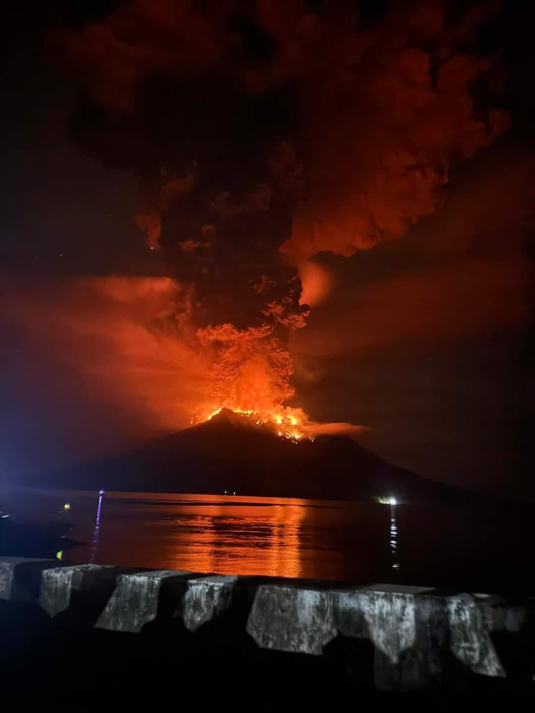 Gunung Ruang Sulawesi Utara Meletus, 828 Warga Dievakuasi. (Foto: MNC Media)