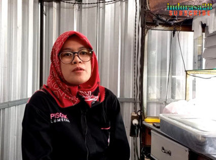 Kisah Sukses Setelah di-PHK, Jualan Piscok Dapat Omzet Sampai Rp90 Juta Sebulan. (Foto: YouTube/Indorasa 28)