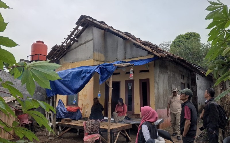 Atap rumah warga berterbangan dan rusak akibat angin kencang di Pandeglang, Banten (MNC Media)