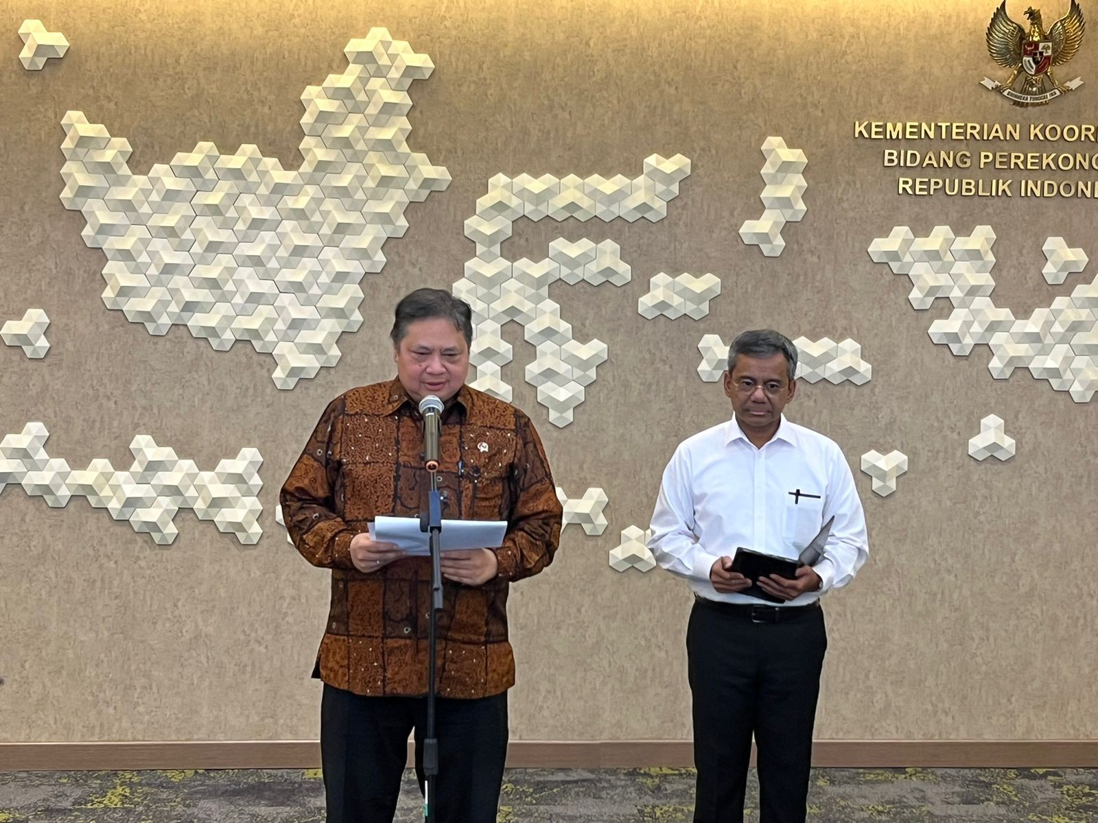 Airlangga Enggan Bahas Kemungkinan Harga Minyak Mentah RI Tembus USD100 per Barel. (Foto Atikah Umiyani/MPI)