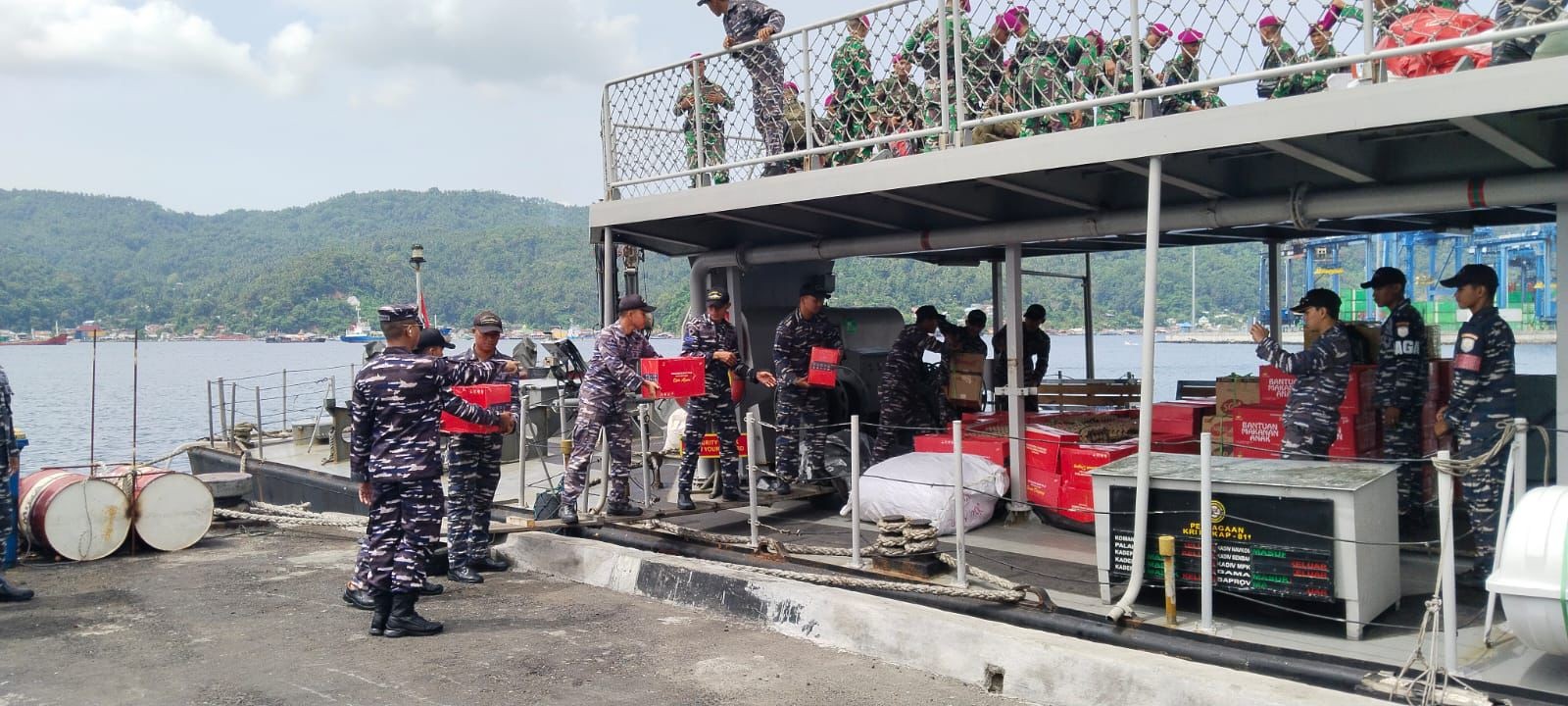 TNI AL Kerahkan KRI Kirim Bantuan untuk Masyarakat Terdampak Erupsi Gunung Ruang. (Foto: TNI AL/ MNC Media)