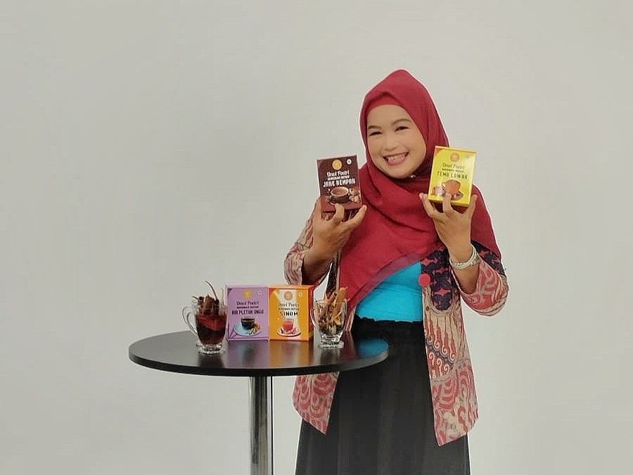 Modal Pinjam PNM Mekaar, Dewi Lambungkan Bisnis Minuman Kesehatan. (Foto: Doc. PNM)
