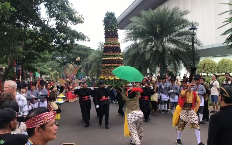 TMII menggelar acara Kirab Tumpeng Agung dan pertunjukan tari bingkai semesta. (Muhammad Farhan/MPI_