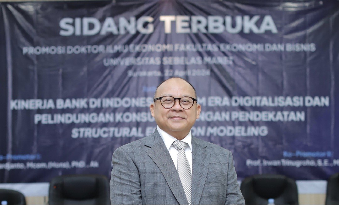 Penasihat Deputi Komisioner Senior Direktorat Operasional SDM OJK Raih Gelar Doktor dari UNS (FOTO:Dok Ist)