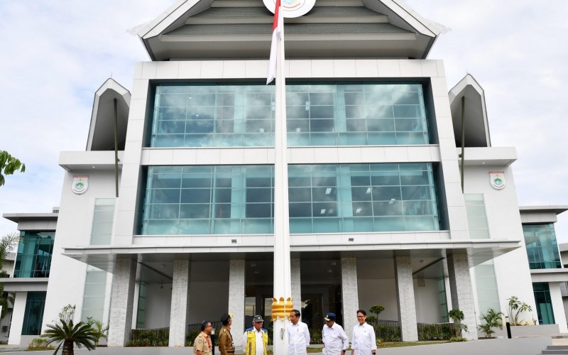 Presiden Jokowi meninjau Kantor Gubernur Sulsel yang sempat rusak akibat gempa bumi (Setkab)