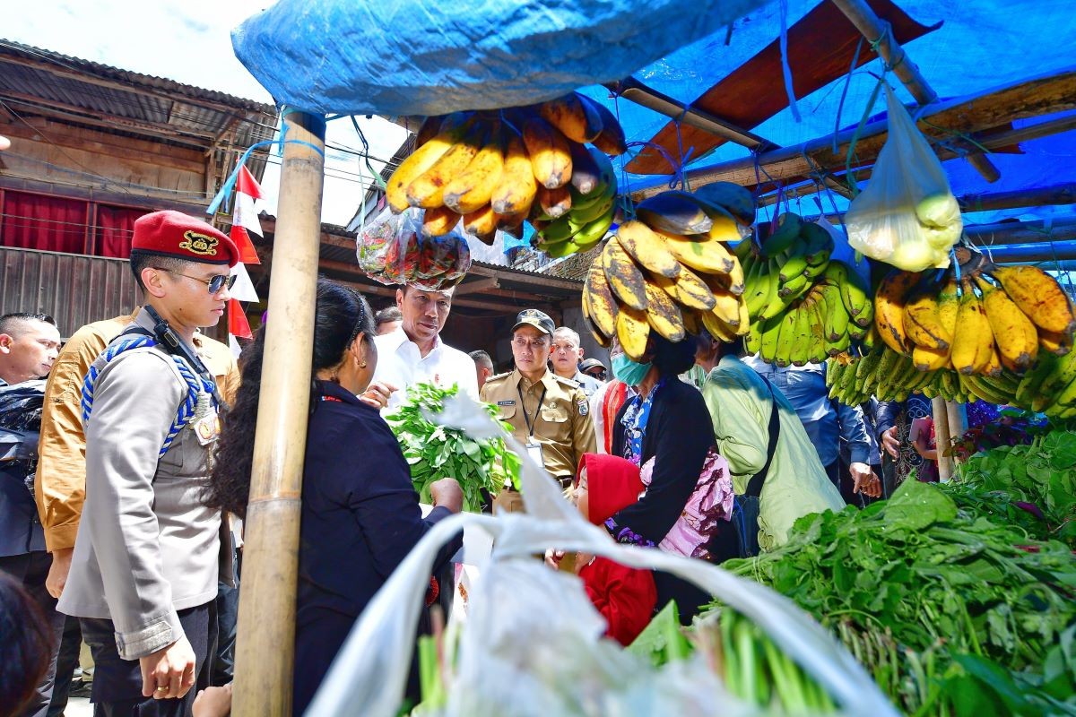 Jokowi Tinjau Pasar Tumpah Mamasa, Sebut Harga Bahan Pokok Stabil. (Foto: Biro Pers Setpres))
