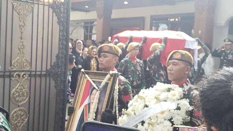 Pelepasan Jenazah Mooryati Soedibyo Dilakukan secara Militer di Rumah Duka. (Foto: MNC Media)