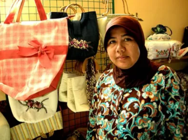 Kisah Sukses Titik Winarti, Berdayakan Penyandang Disabilitas untuk Berkarya Kerajinan Tangan. (Foto: Bisnis UKM)
